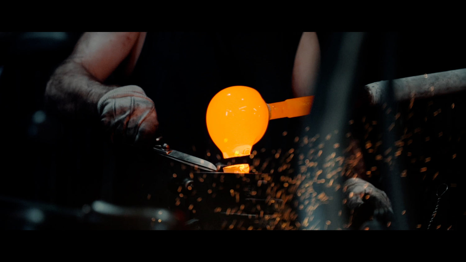 Subtle Light, Strong Impact: The Hand Made Glass Lamp for the Modern Living Room