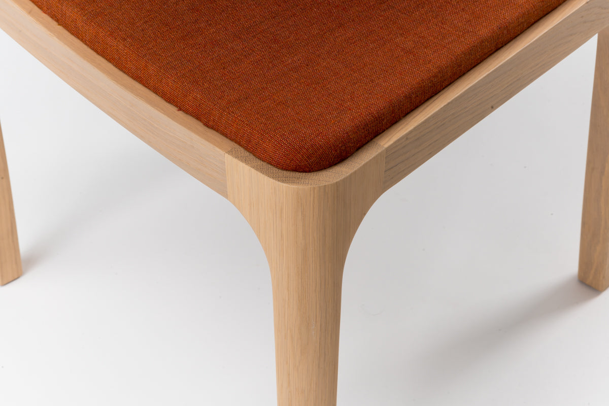 How to Choose the Right Chairs for a Modern Living Room