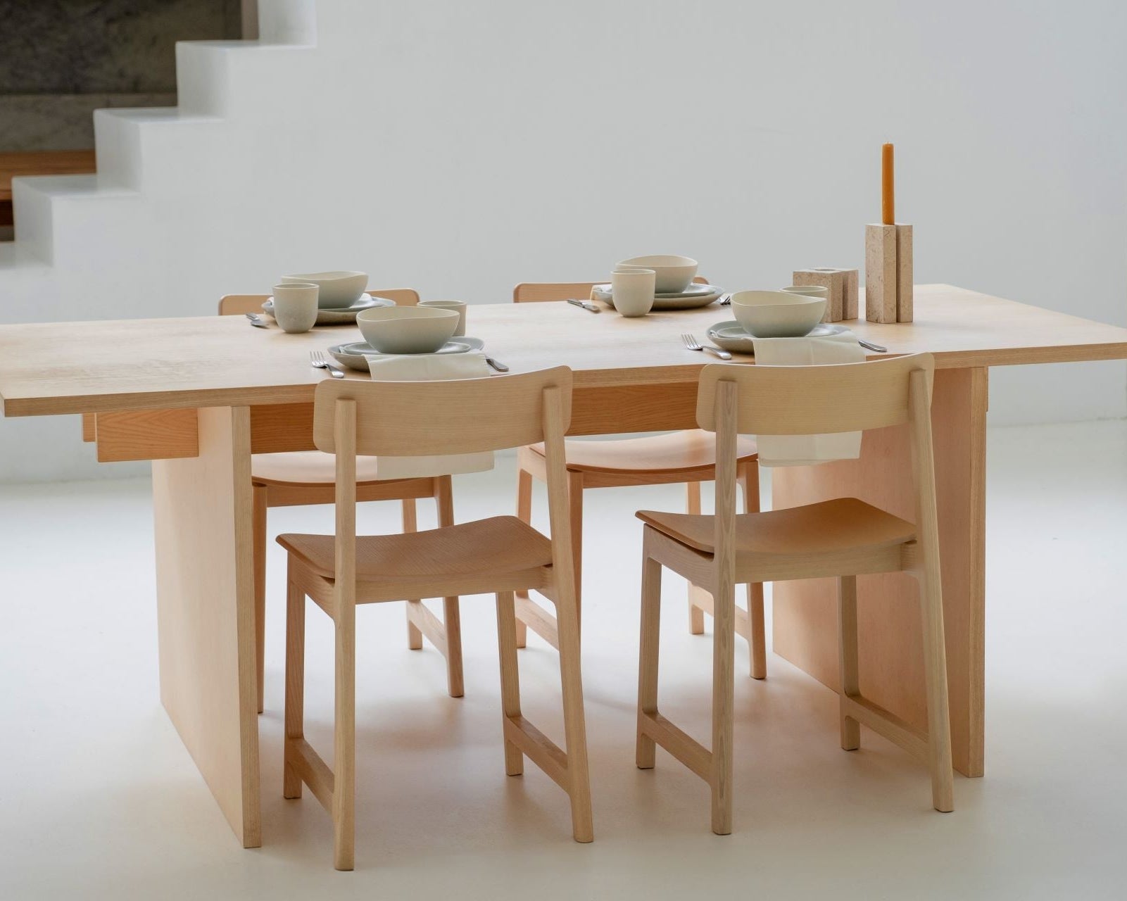 Minimalistischer moderner BASE Tisch