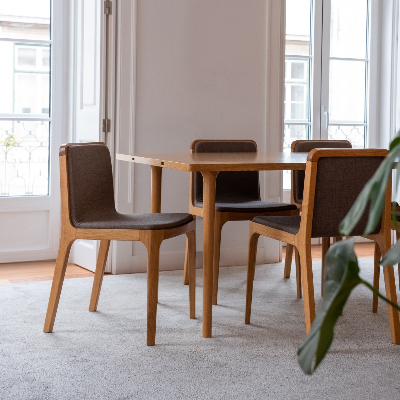 4x CAST – Minimalist Chair in Solid Wood with Customizable Seat