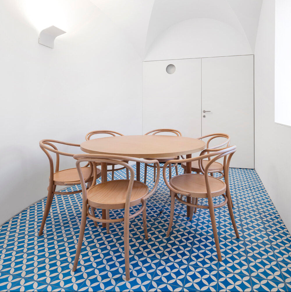 Minimalistischer moderner runder Gusstisch