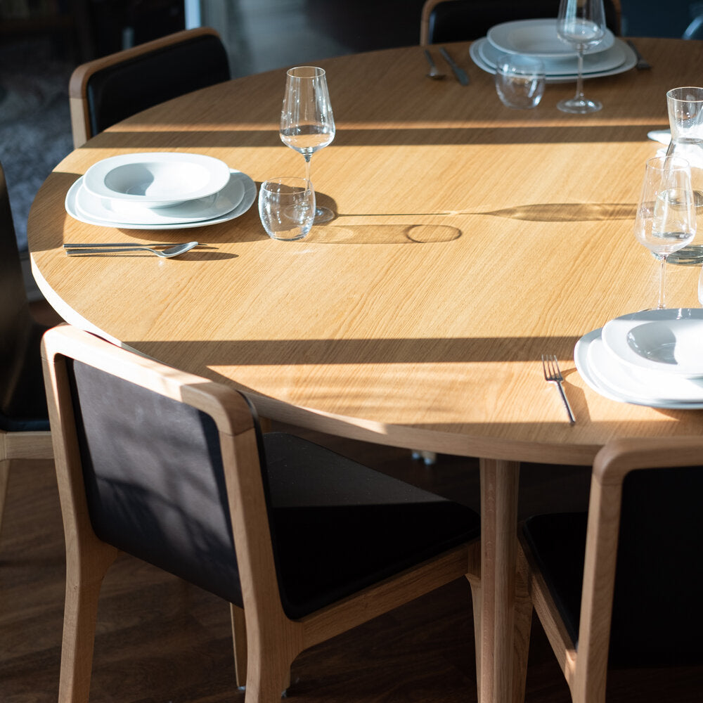 Minimalistischer moderner runder Gusstisch