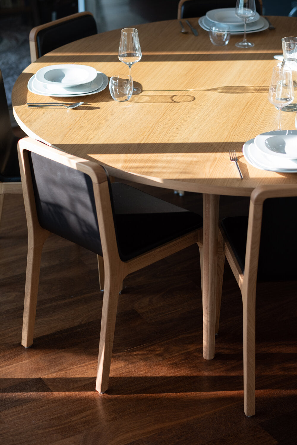 Minimalist Modern Table Round CAST