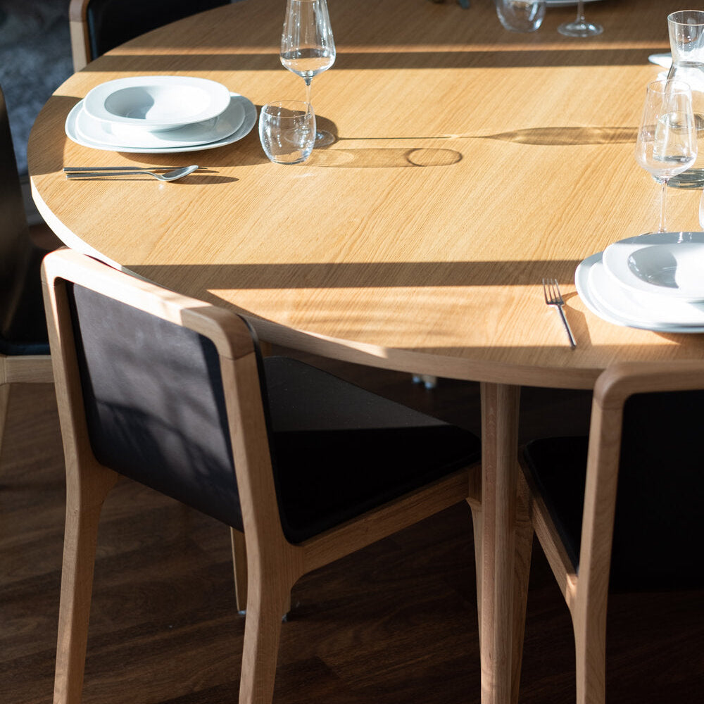 CAST – Minimalist Round Table in a Solid Wood
