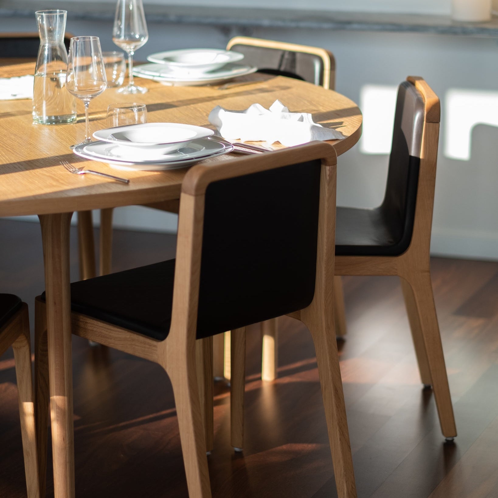 4x CAST – Minimalist Chair in Solid Wood with Customizable Seat