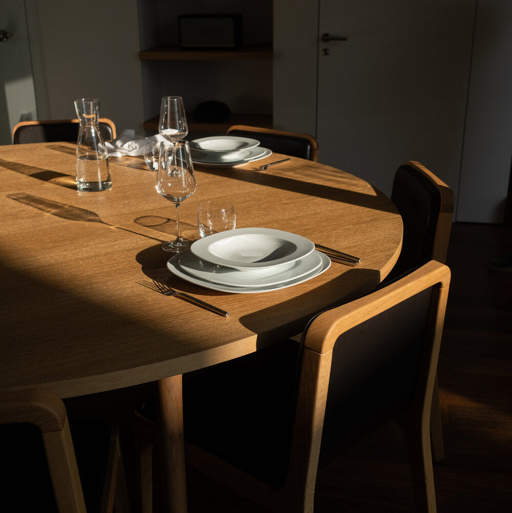 Minimalistischer moderner runder Gusstisch