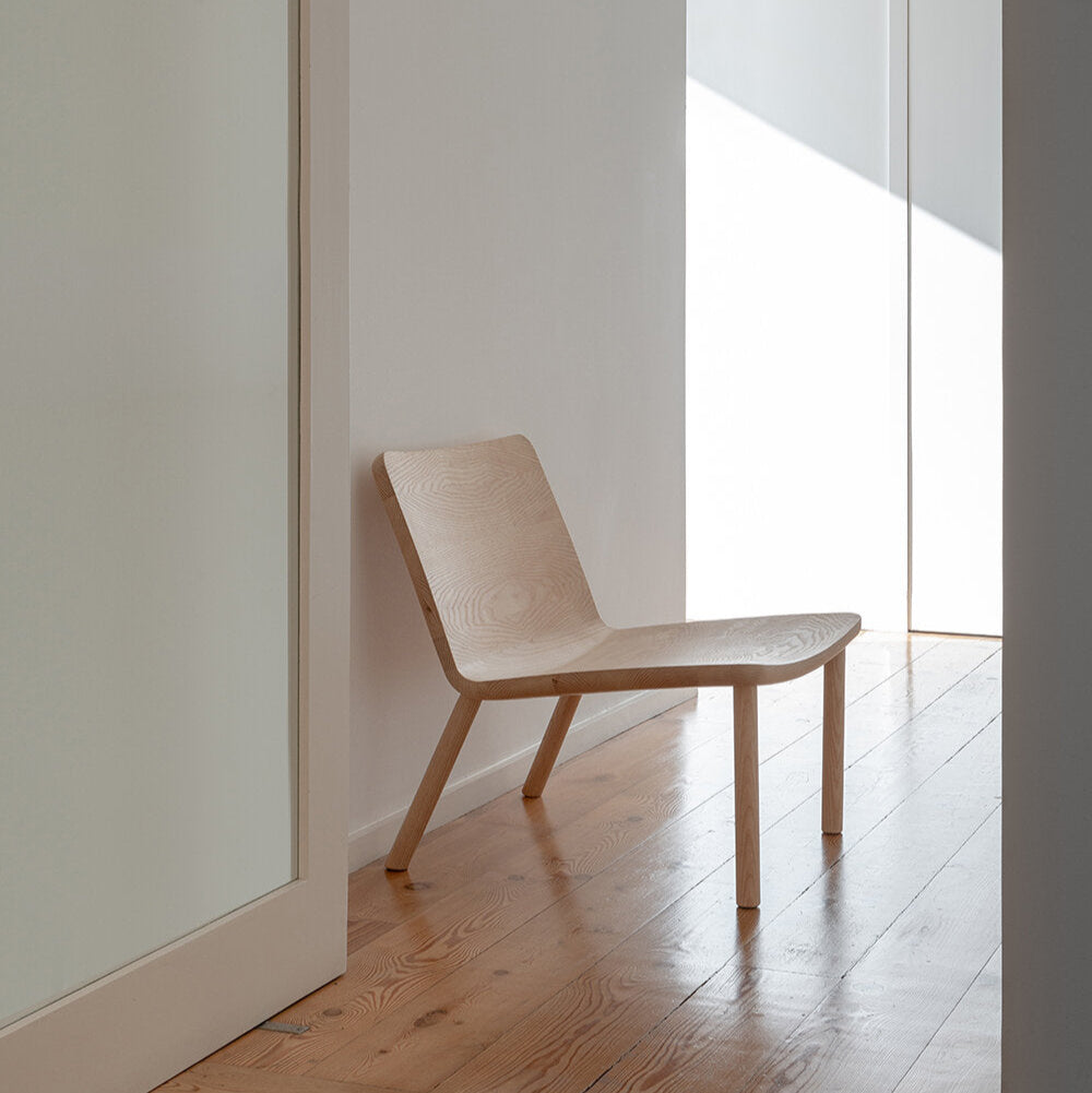 Minimalistischer moderner Loungesessel Allay aus natürlichem Eschen-, Eichen- und Walnussholz