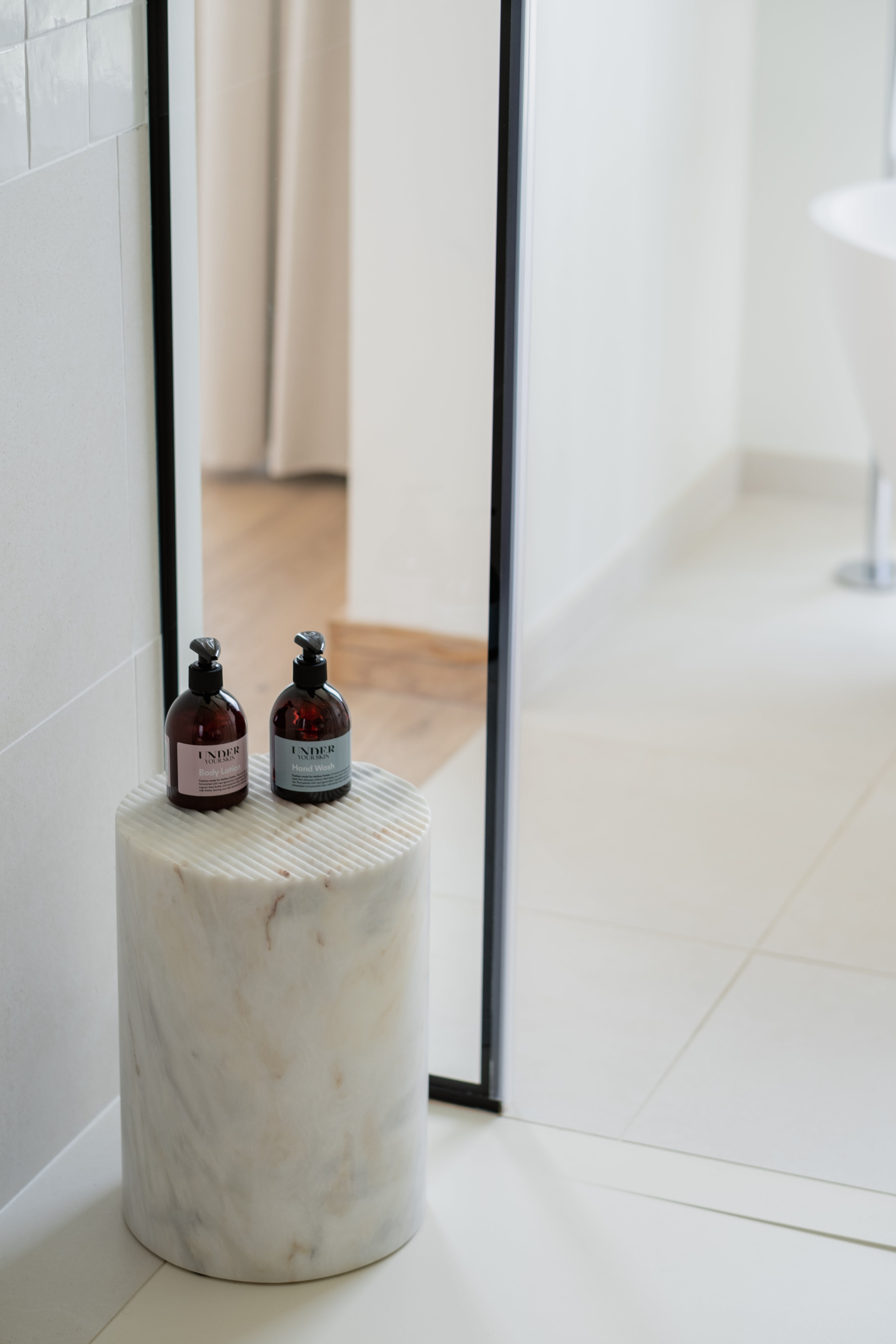Pedra Collection Set - Sculptural Vase & Sidetable in Marble