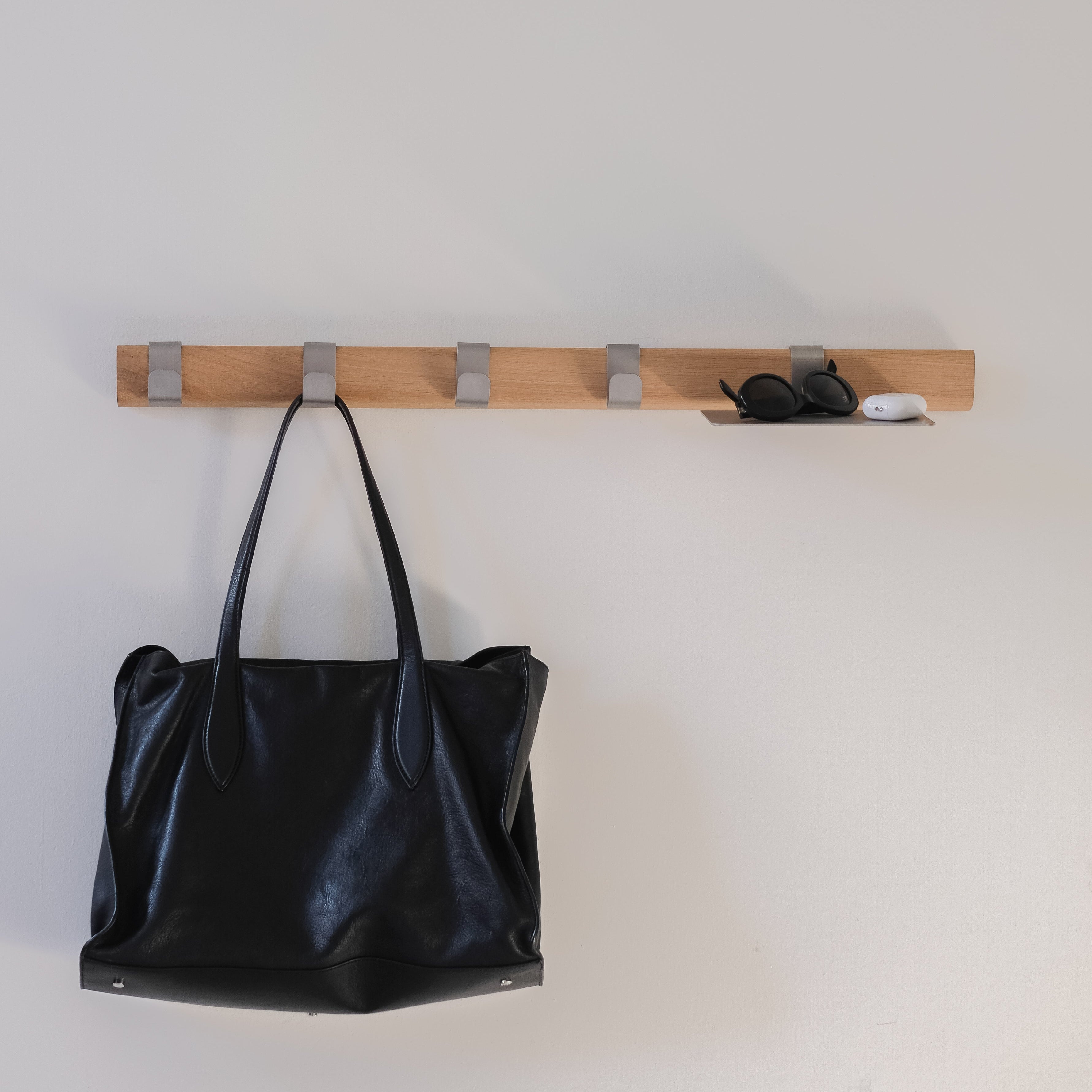 OUTLINE Hanger with shelf
