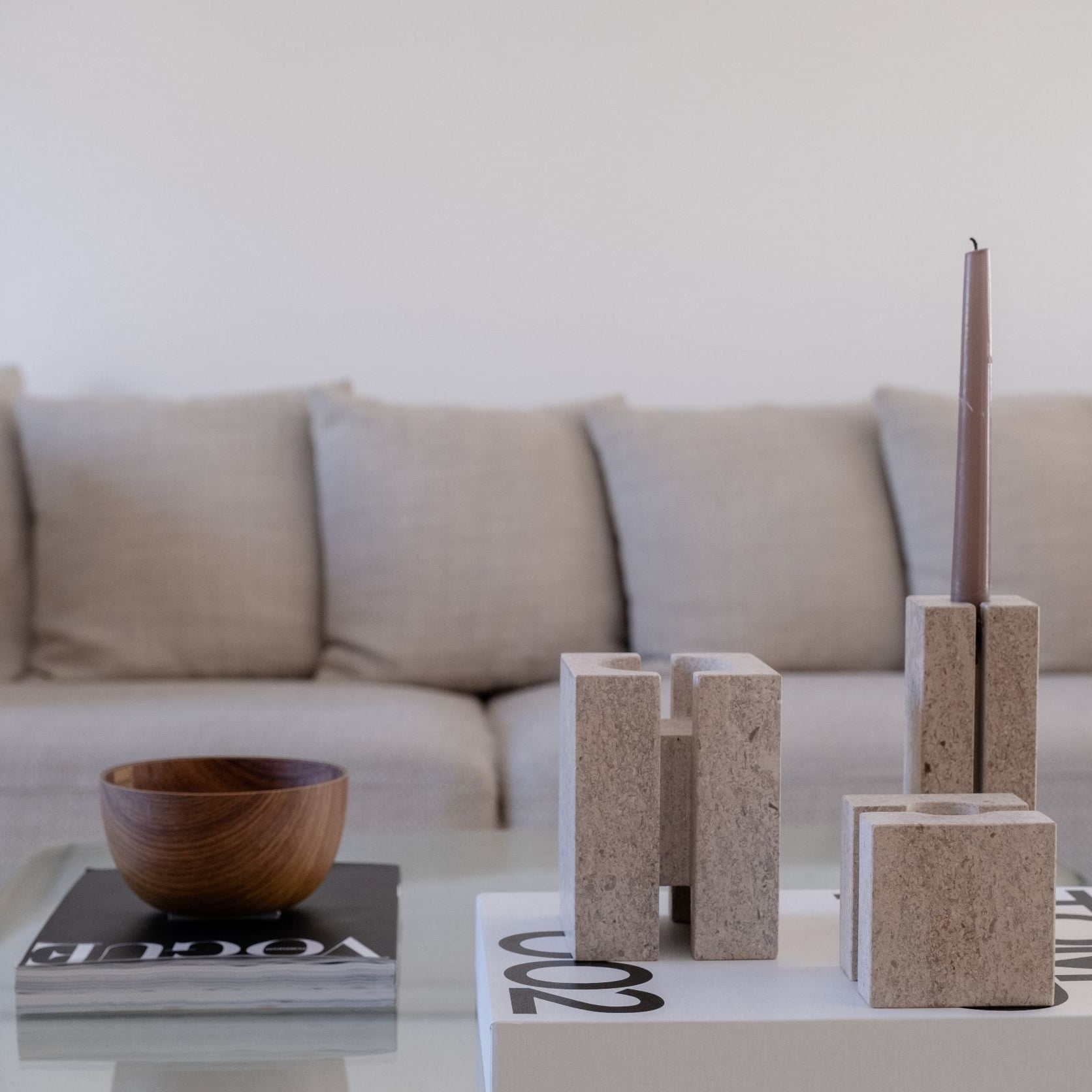 Ensemble LEVE – 3 bougeoirs sculpturaux en calcaire