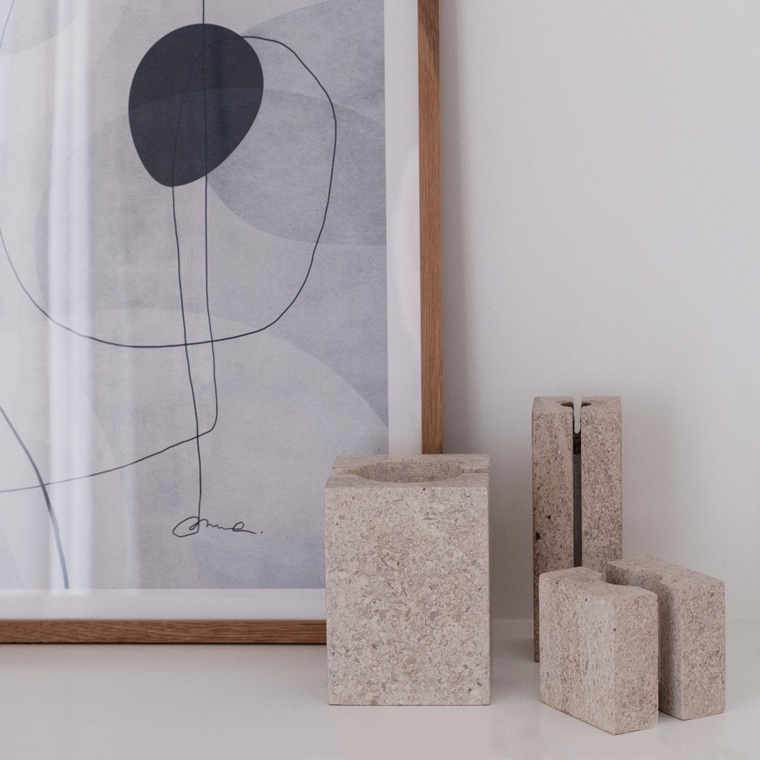 Ensemble LEVE – 3 bougeoirs sculpturaux en calcaire