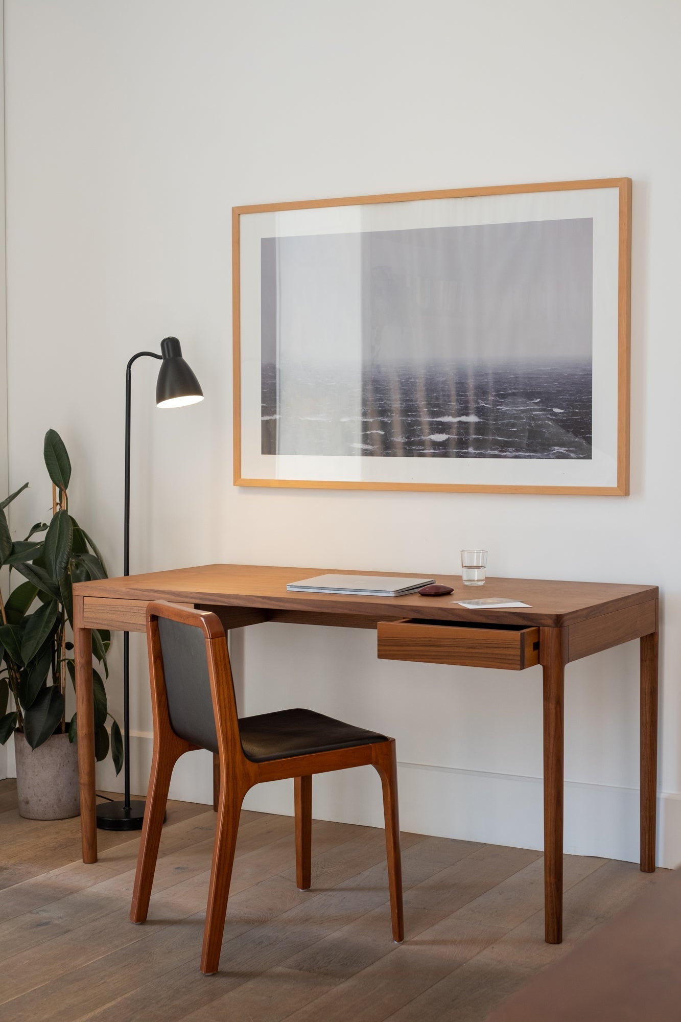 Minimalist Modern OFFICE Set - 1 FRONT Desk in Walnut 120x60 cm + 1 Minimalist Modern Chair in Walnut Wood Leather Cast Collection - 2 Pieces