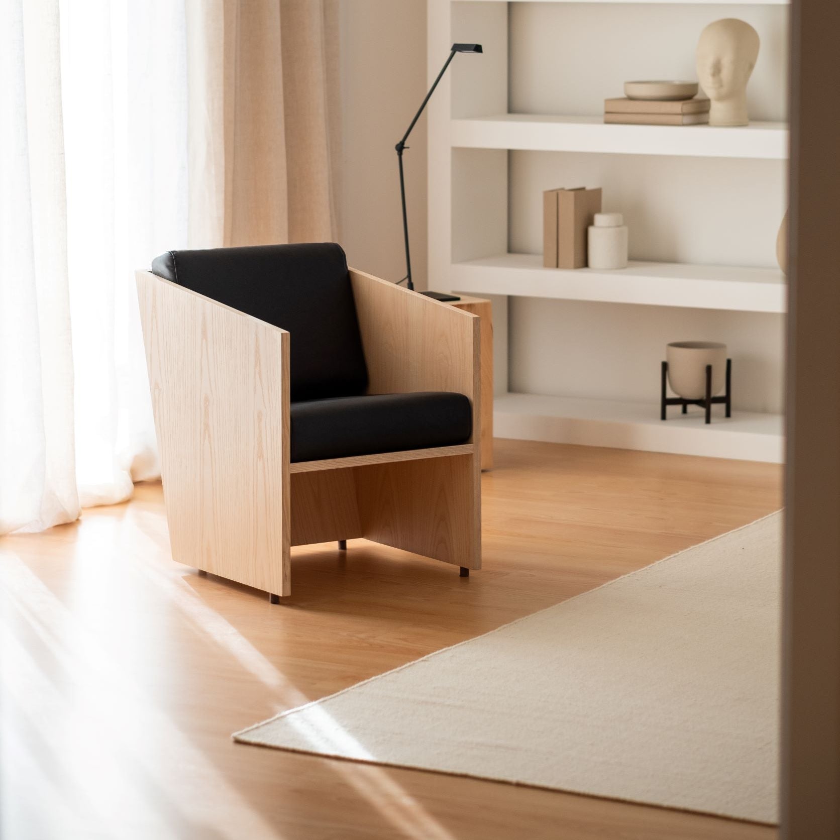 ALCÂNTARA - Álvaro Siza Vieira Armchair in Solid Wood