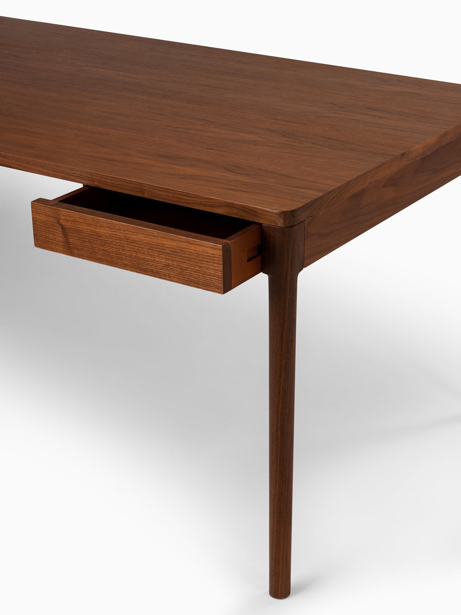 Walnut: Elegance and Superior Quality in Designer Furniture