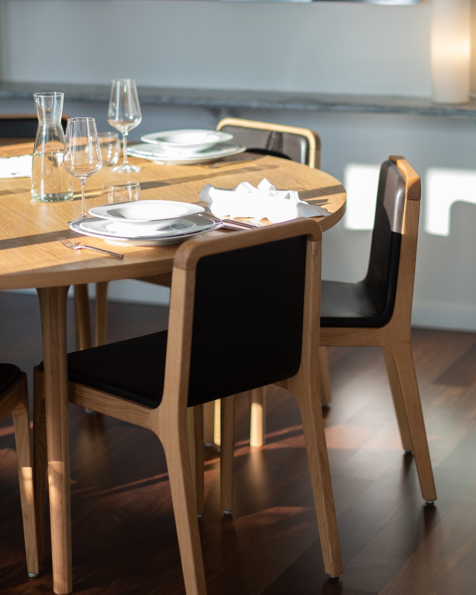 1 Minimalist Modern Desk in Walnut 120x60 cm + 1 Minimalist Modern Chair in Walnut Wood Leather Cast Collection - 2 Pieces