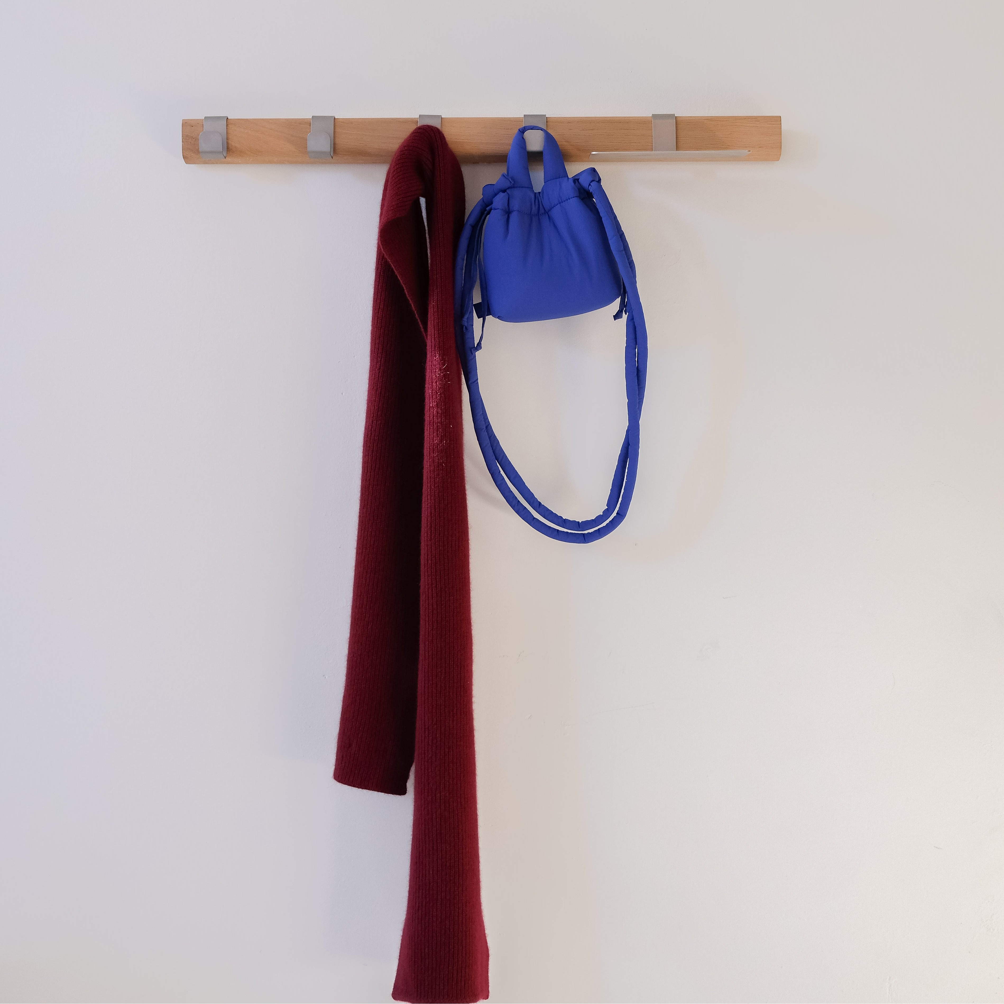 OUTLINE Hanger with shelf
