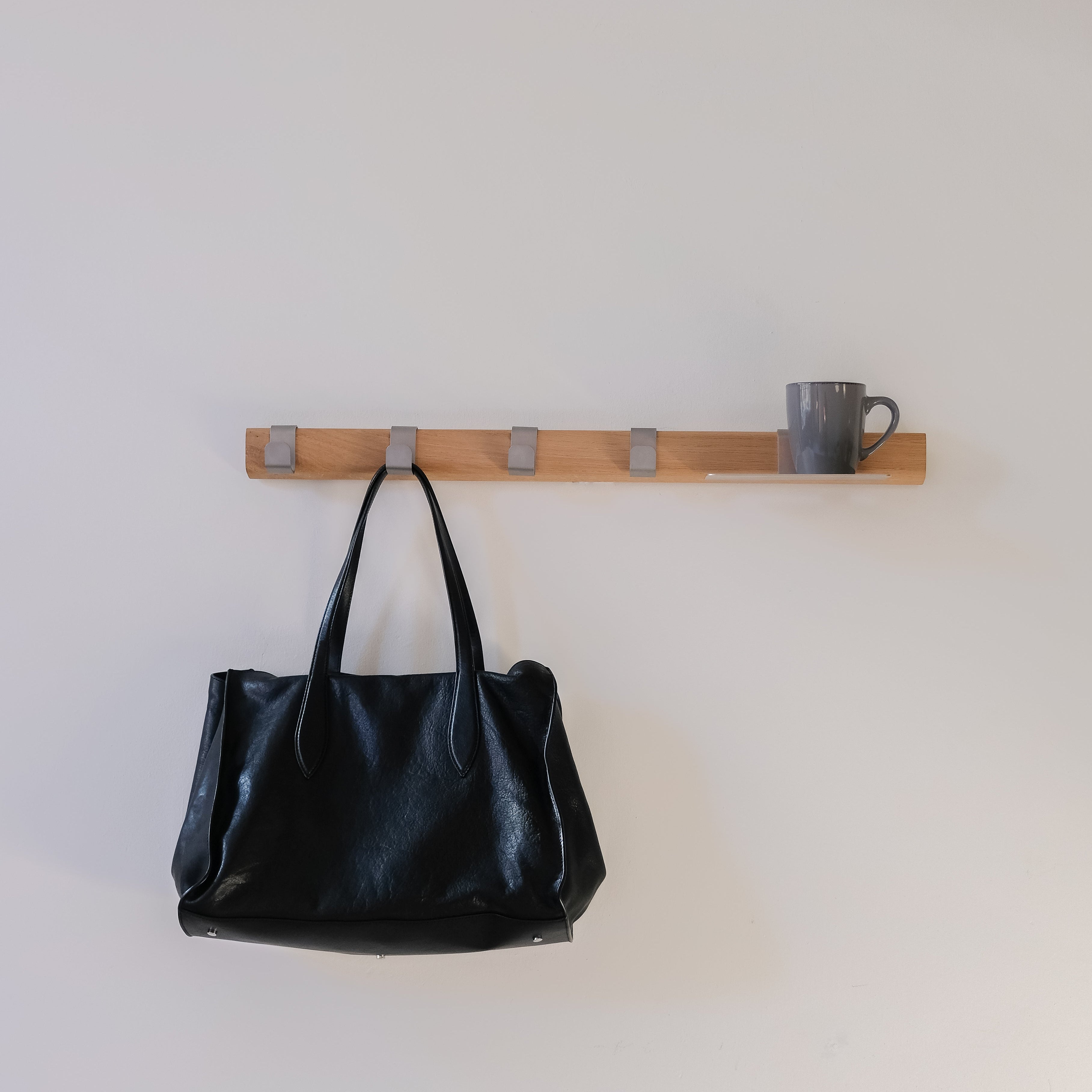 OUTLINE Hanger with shelf