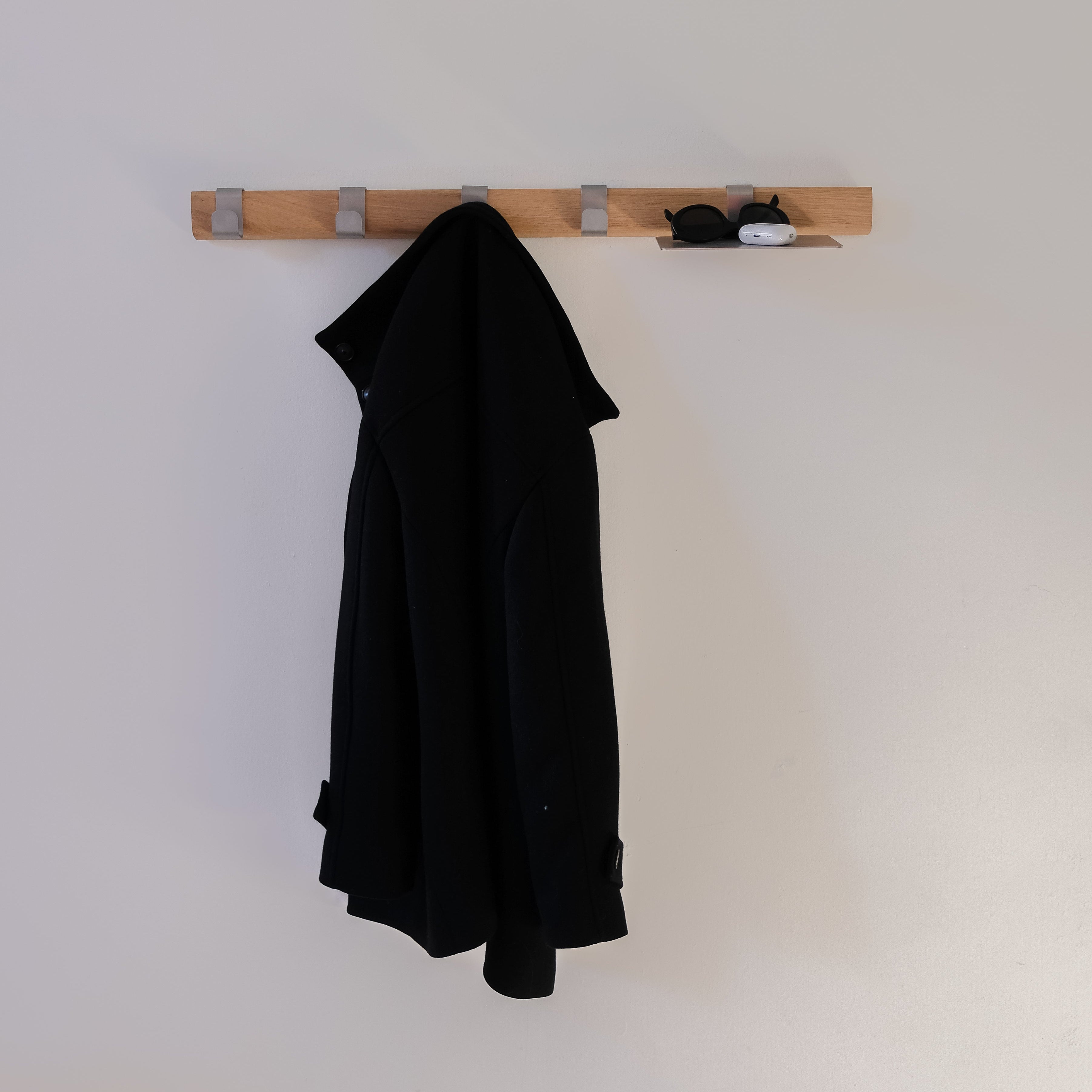 OUTLINE Hanger with shelf