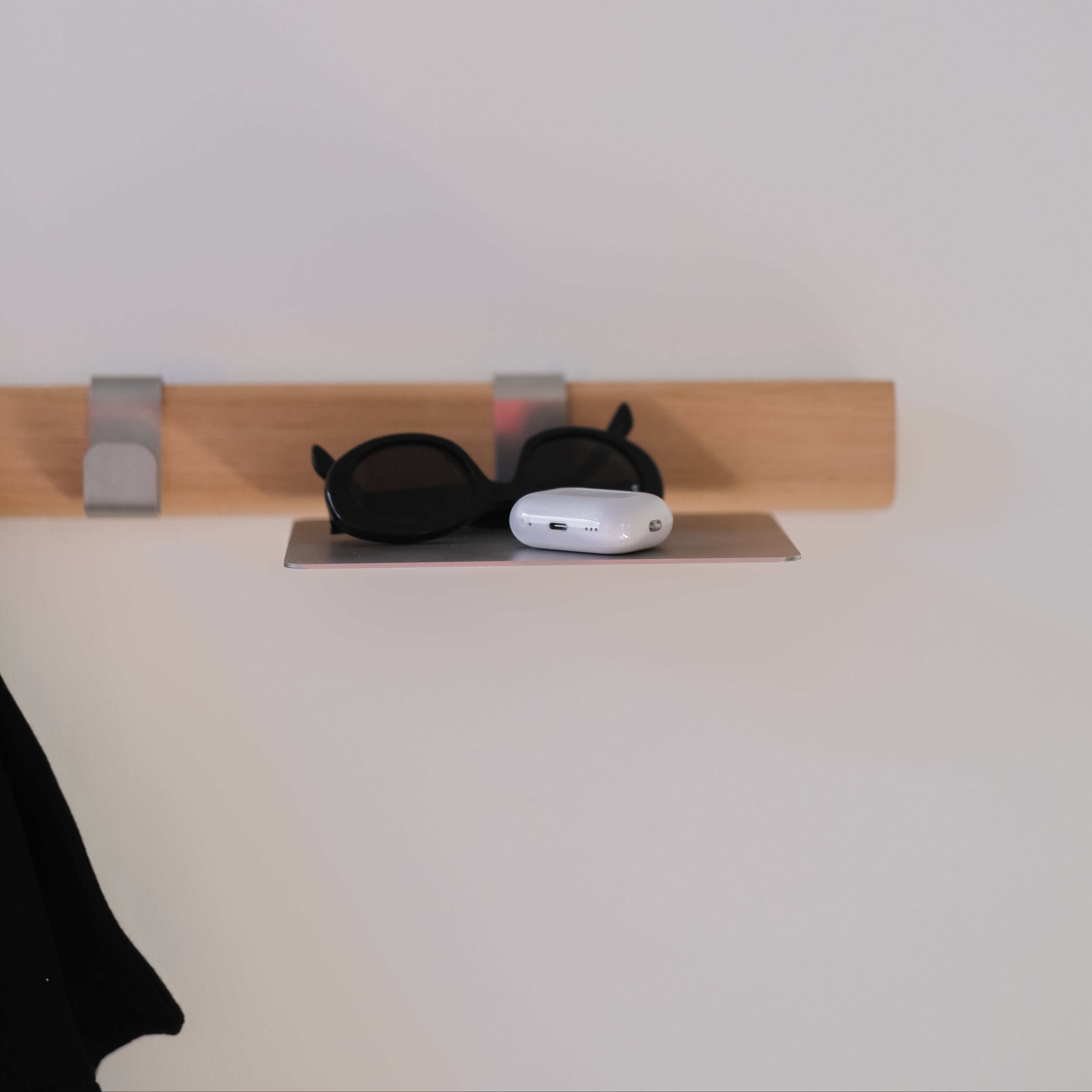 OUTLINE Hanger with shelf