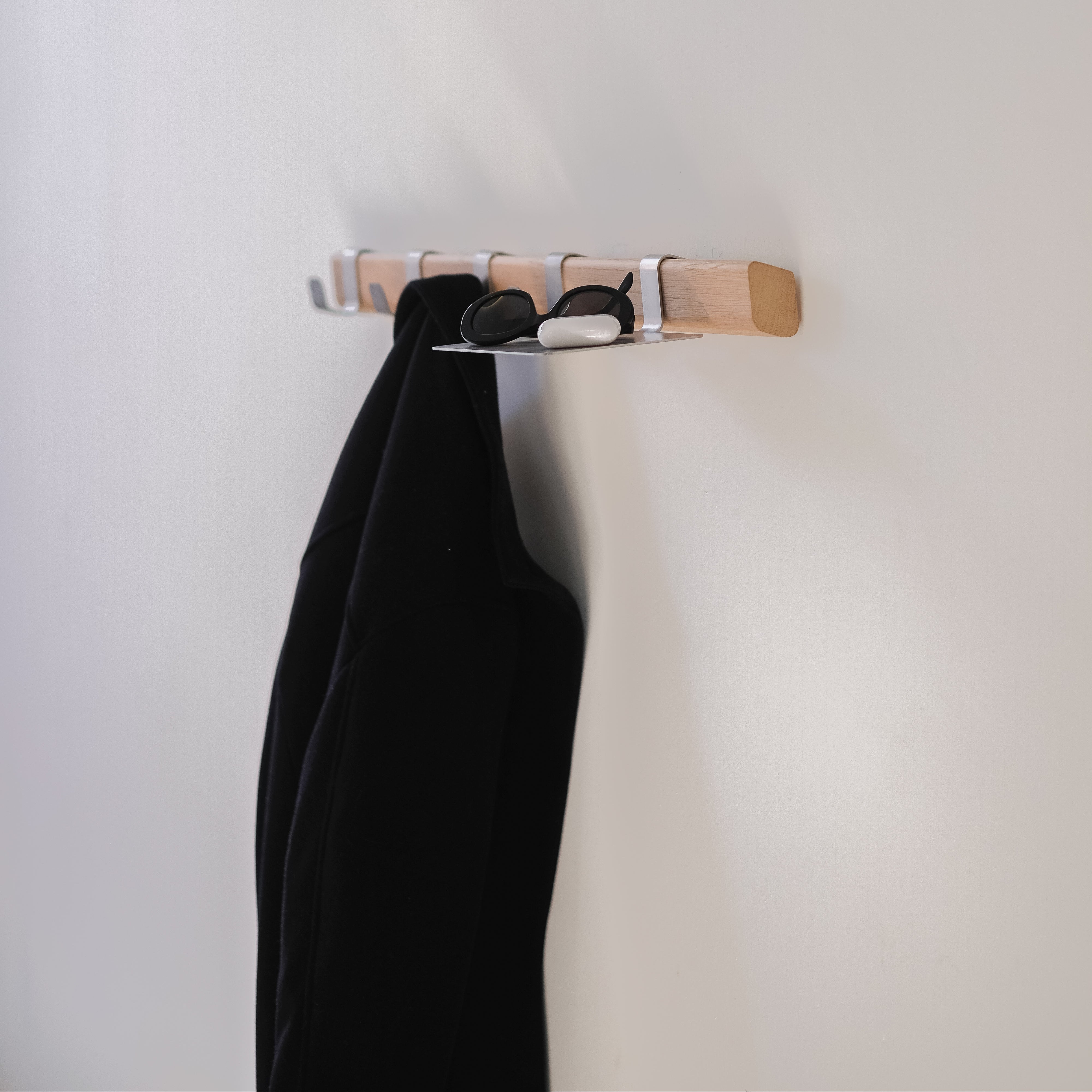 OUTLINE Hanger with shelf
