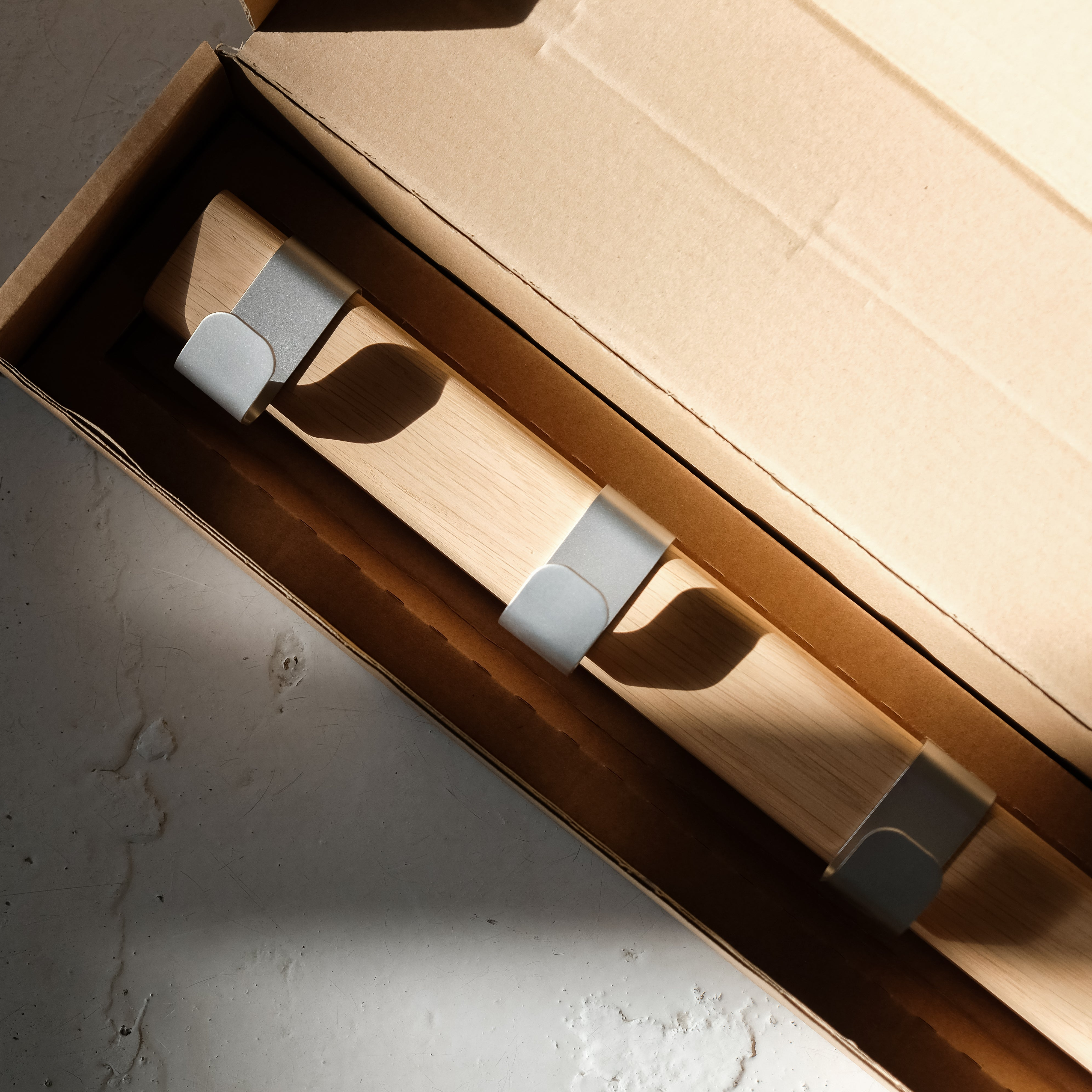 OUTLINE Hanger with shelf