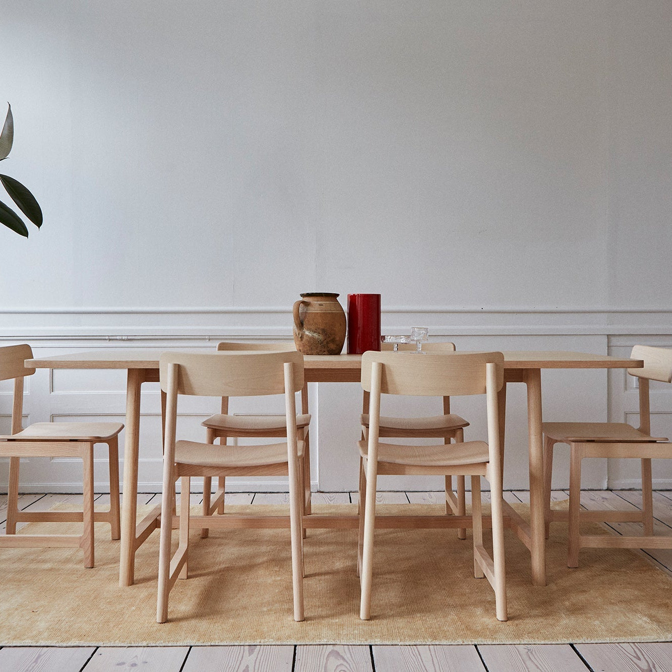 FRAME – Minimalist Chair in Solid Wood