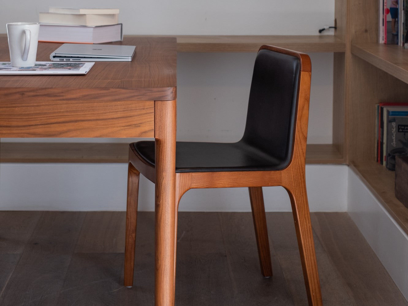 1 Minimalist Modern Desk in Walnut 120x60 cm + 1 Minimalist Modern Chair in Walnut Wood Leather Cast Collection - 2 Pieces